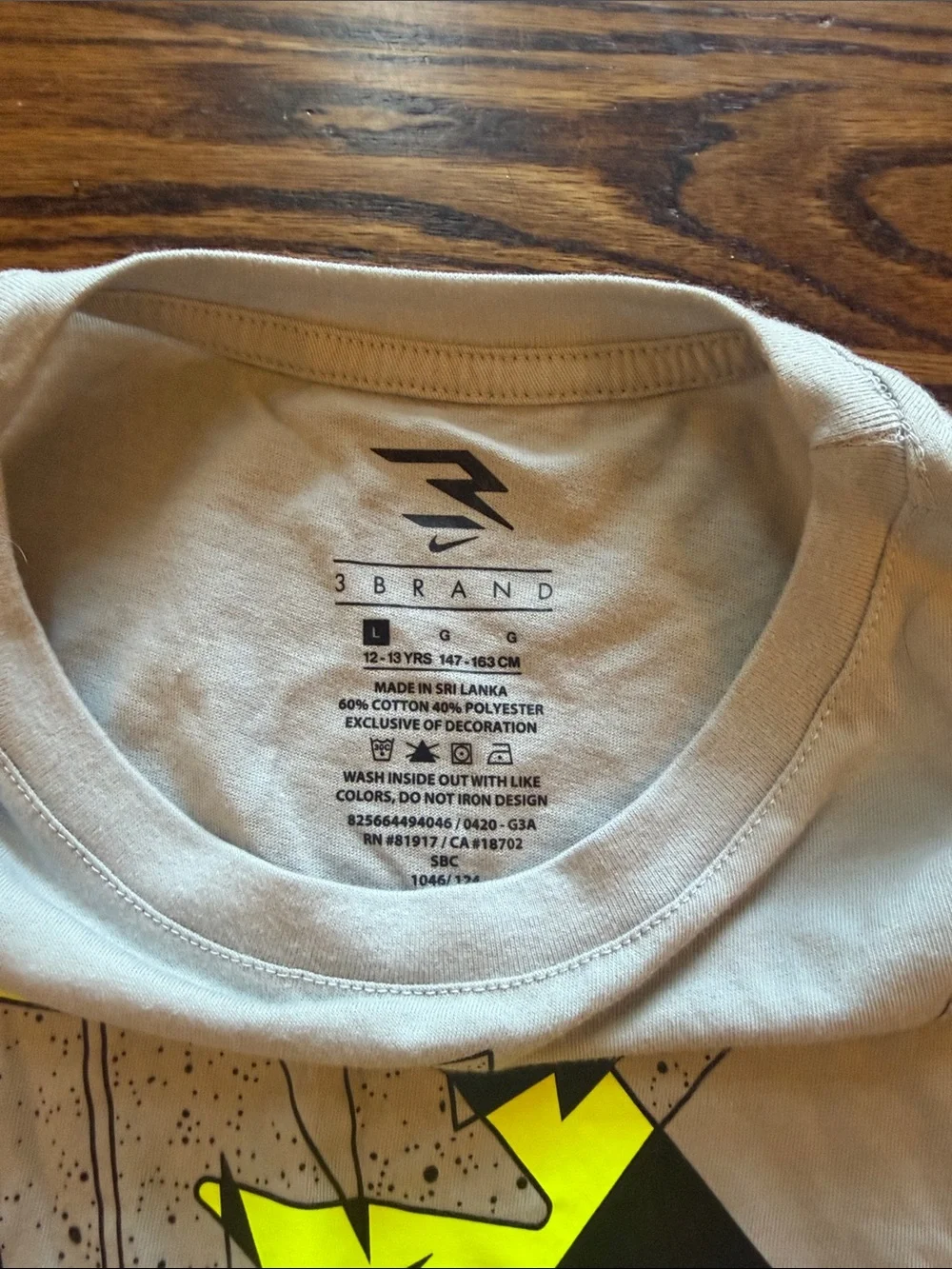 Nike Men’s Light Gray Short-Sleeve Tee with Neon Yellow and Black Graphic